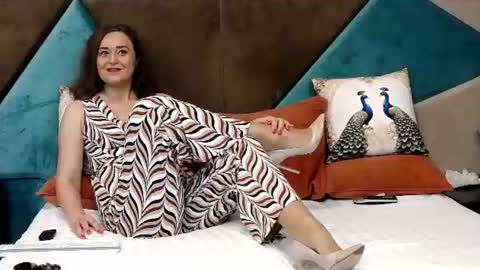 KateQueenston --  online show from 07.18.26