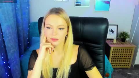 Snapshot of katherineepierce chatting on 10.18.25 Katherine online show from 10.18.25