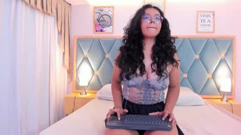 Snapshot of katie_petite_ chatting on 02.11.26 Katy online show from 02.11.26