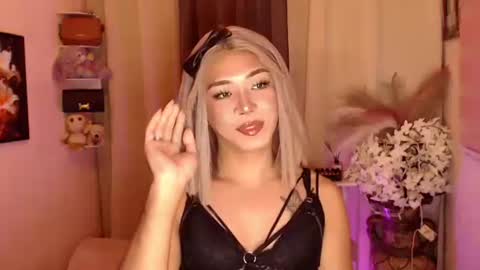 Snapshot of kattiecurrent chatting on 11.02.25 Saisy online show from 11.02.25