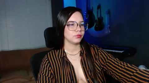 Snapshot of kay_avrill chatting on 06.25.26 Kay online show from 06.25.26