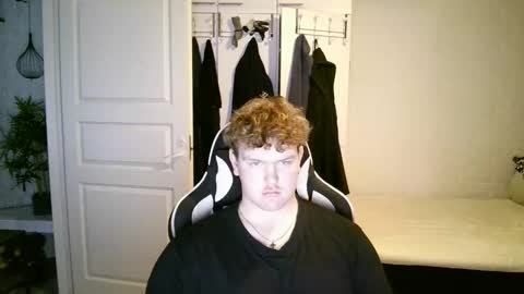 Snapshot of kayttajaviides5 chatting on 10.24.25 Aatu online show from 10.24.25