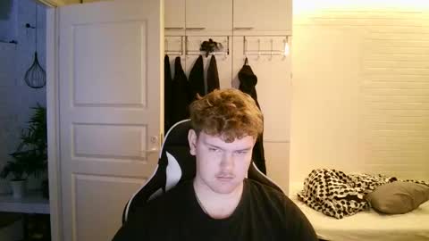 Snapshot of kayttajaviides5 chatting on 11.21.25 Aatu online show from 11.21.25