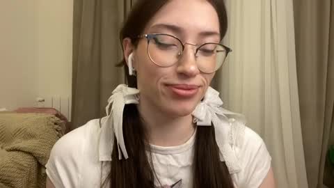 Snapshot of kellyberry__ chatting on 12.15.25 Kelly online show from 12.15.25