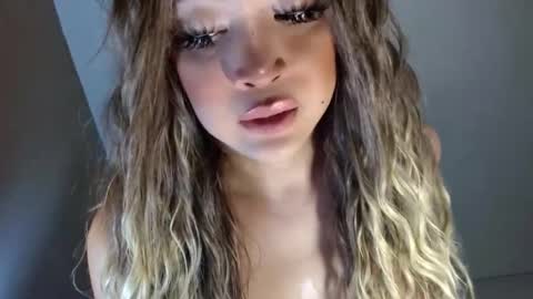 Snapshot of kellyclarksonx chatting on 06.10.26 its me KELLY online show from 06.10.26