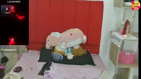 Snapshot of kendal_2 chatting on 02.12.25 Mariana online show from 02.12.25