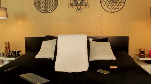 Snapshot of kendraleroy chatting on 12.20.24 KENDRA online show from 12.20.24