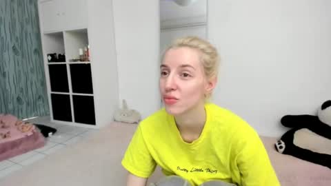 Snapshot of kenziedawton chatting on 06.21.26 Kenzie online show from 06.21.26