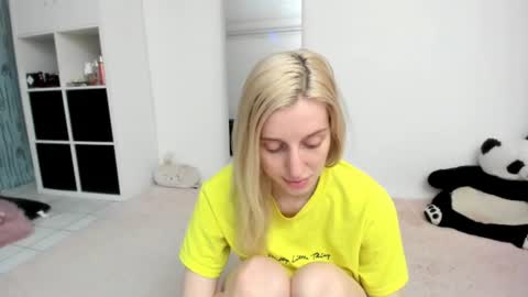 Snapshot of kenziedawton chatting on 06.28.26 Kenzie online show from 06.28.26