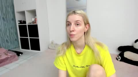 Snapshot of kenziedawton chatting on 07.05.26 Kenzie online show from 07.05.26