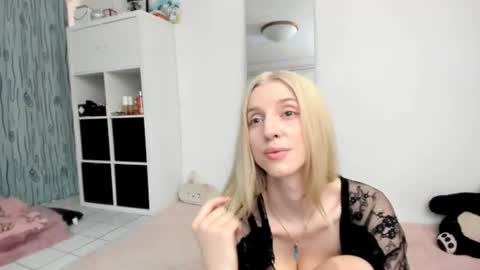 Snapshot of kenziedawton chatting on 08.07.26 Kenzie online show from 08.07.26
