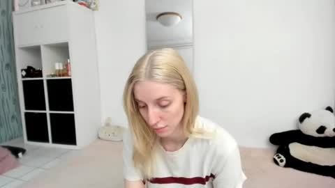 Snapshot of kenziedawton chatting on 08.09.26 Kenzie online show from 08.09.26