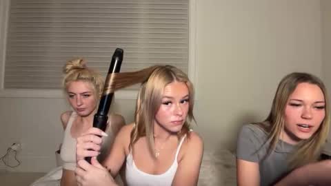 Snapshot of kenziesmithh chatting on 11.26.25 kenziesmithh online show from 11.26.25