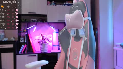 Snapshot of keshamoon chatting on 01.25.25 Kesha online show from 01.25.25