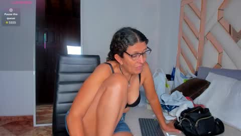 Keila Milf online show from 12.17.25