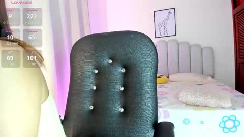Snapshot of keylly_cute chatting on 02.19.25 keylly online show from 02.19.25