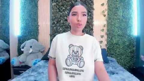 Snapshot of khateandersson chatting on 12.22.25 khateandersson online show from 12.22.25