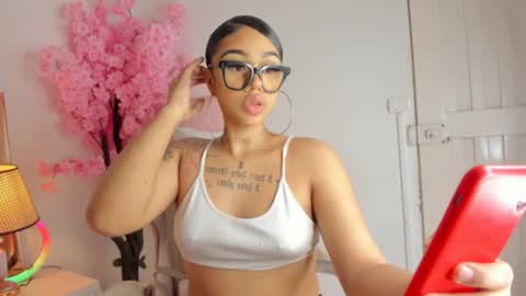 Khelany Isyy  online show from 02.26.25