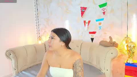 Snapshot of khloeblake chatting on 06.19.26 Khloe online show from 06.19.26