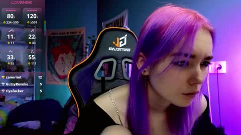 Snapshot of kiara_dream chatting on 10.18.25 Kira online show from 10.18.25