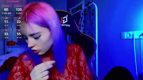 Snapshot of kiara_dream chatting on 10.30.25 Kira online show from 10.30.25