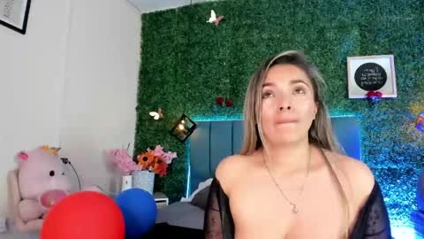 Snapshot of kiaraa88 chatting on 05.23.26 Valery online show from 05.23.26