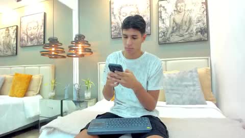 Snapshot of kieran_derek chatting on 12.17.25 Kieran Derek online show from 12.17.25