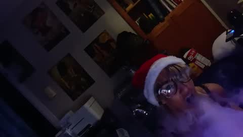 Snapshot of kikilovespartylights chatting on 12.19.25 kikilovespartylights online show from 12.19.25