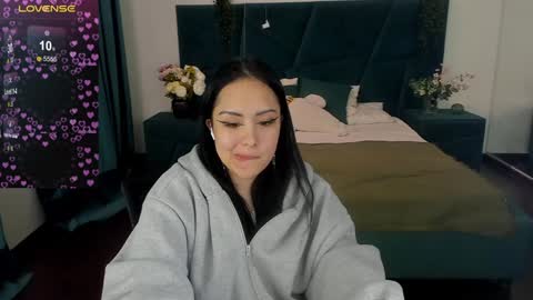 Snapshot of kim_brownie chatting on 12.22.24 Kim online show from 12.22.24