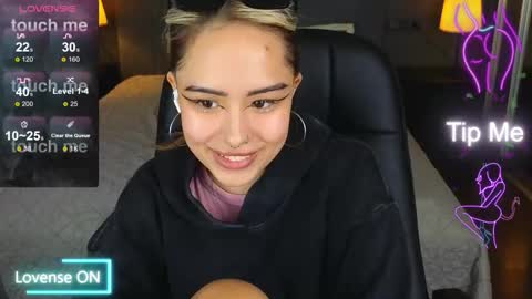 Snapshot of kim_brownie chatting on 10.10.25 Kim online show from 10.10.25