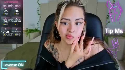 Snapshot of kim_brownie chatting on 10.18.25 Kim online show from 10.18.25