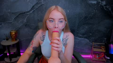 Snapshot of kim_girl_next_door chatting on 01.10.25 KIM online show from 01.10.25