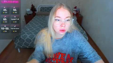 Snapshot of kim_girl_next_door chatting on 12.22.25 KIM online show from 12.22.25