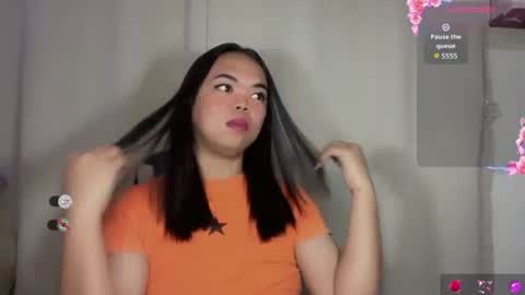 Snapshot of kim_kyile chatting on 11.22.25 KYLIE online show from 11.22.25