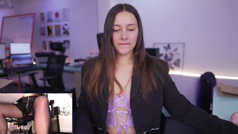 Snapshot of kimberly_clars chatting on 10.15.25 Kimberly 1200-1900 GMT-5 online show from 10.15.25