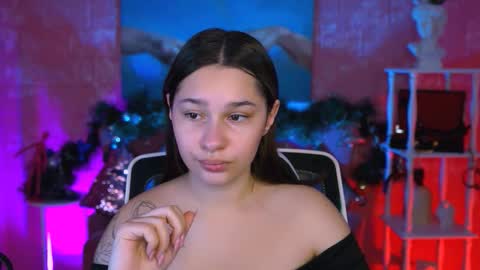 Snapshot of kimclarks chatting on 12.17.25 kimclarks online show from 12.17.25