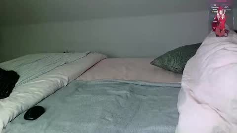     Help me reach 100 thumbs up  online show from 10.28.25