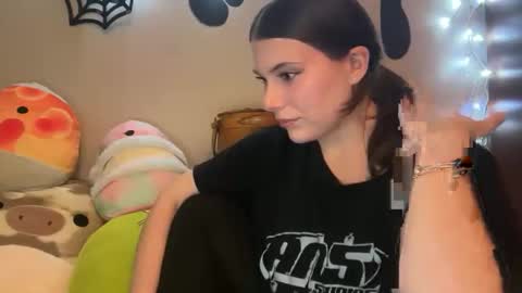 Snapshot of kinkycreative chatting on 11.24.25 kinkycreative online show from 11.24.25