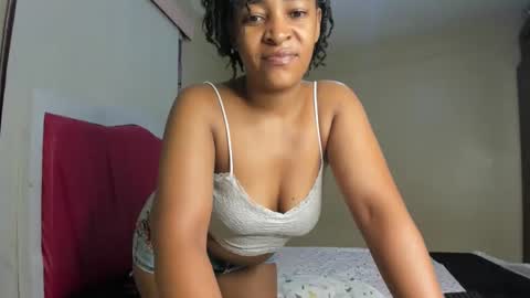 Snapshot of kinkylyla chatting on 01.22.25 Kinky online show from 01.22.25