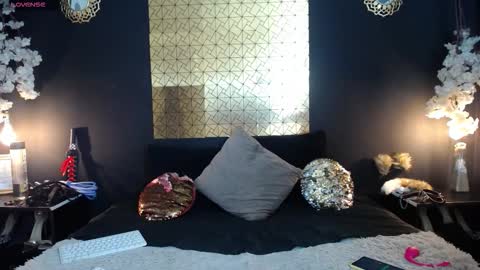 Snapshot of kinkyy_mom chatting on 10.28.25 kinkyy_mom online show from 10.28.25