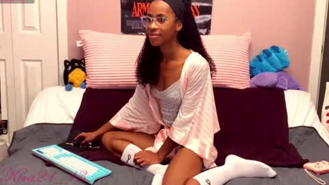 Snapshot of kira21_13 chatting on 10.27.25 Kira21 13 online show from 10.27.25