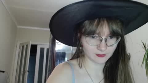 Snapshot of kiragoldens chatting on 10.30.25 KiraGoldens online show from 10.30.25