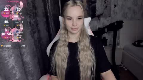 Snapshot of kirakrox chatting on 11.18.25 kirakrox online show from 11.18.25