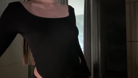 Snapshot of kiramystery chatting on 12.14.25 Kira online show from 12.14.25