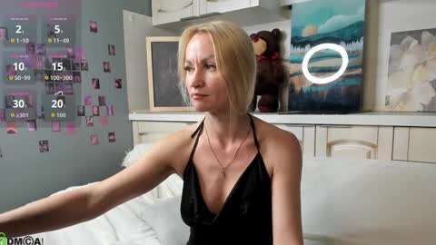 Snapshot of kirasun_ chatting on 11.10.25 KiraSun online show from 11.10.25