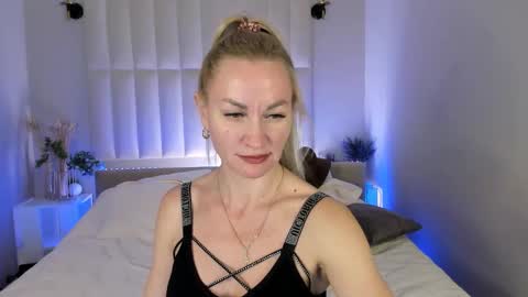 Snapshot of kirasun_ chatting on 12.13.25 KiraSun online show from 12.13.25