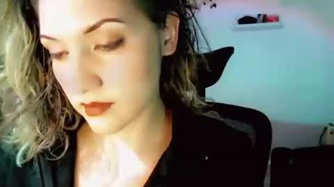 Snapshot of kissahsins chatting on 11.11.25 Kissah Kreampuff online show from 11.11.25