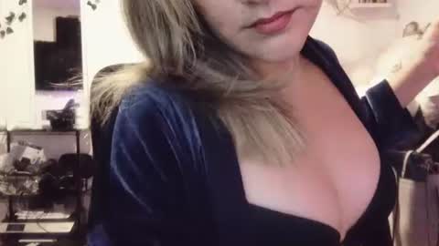 Snapshot of kissahsins chatting on 11.20.25 Kissah Kreampuff online show from 11.20.25