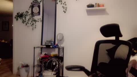 Snapshot of kissahsins chatting on 11.22.25 Kissah Kreampuff online show from 11.22.25