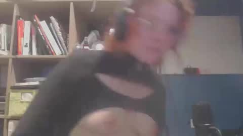 Snapshot of kittennervous chatting on 10.20.25 kittennervous online show from 10.20.25